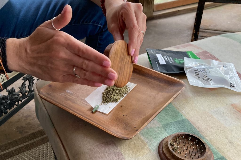 How to roll a joint - grinding the flower