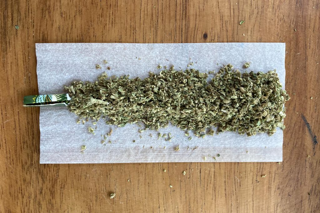 How to roll a joint - prepared paper with flower