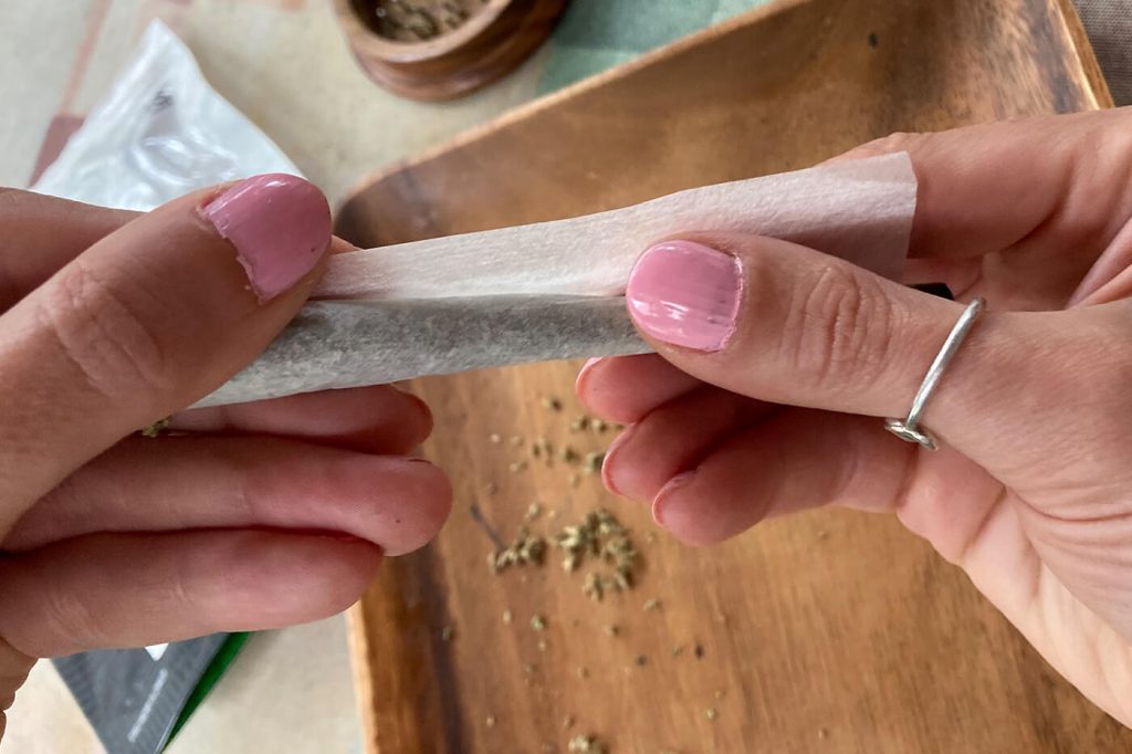 How to roll a joint - roll it up