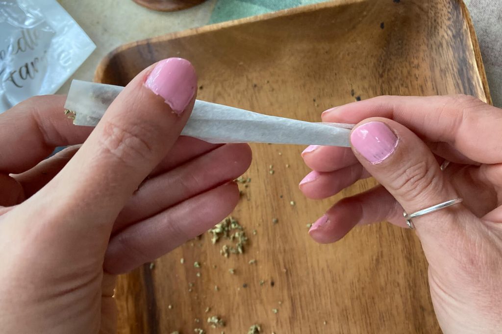 How to roll a joint - seal the ends